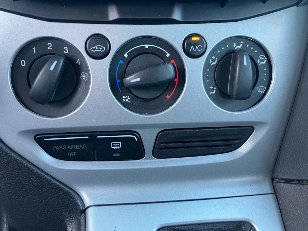 Ford Focus SE Sedan 2012