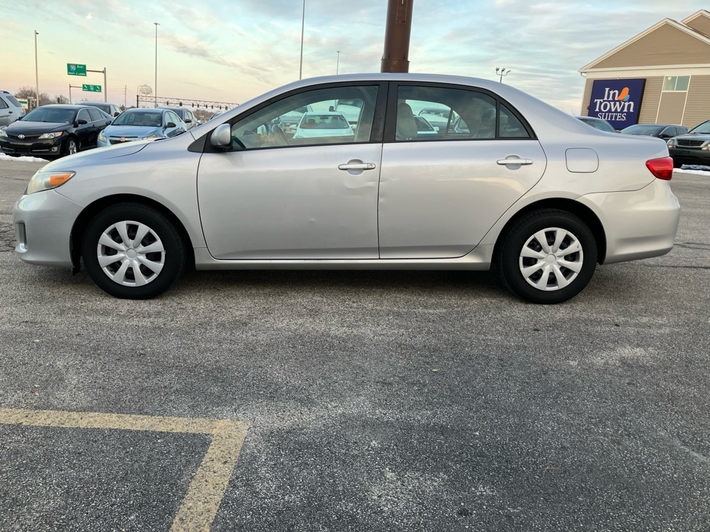 Toyota Corolla Base 5-Speed MT 2011