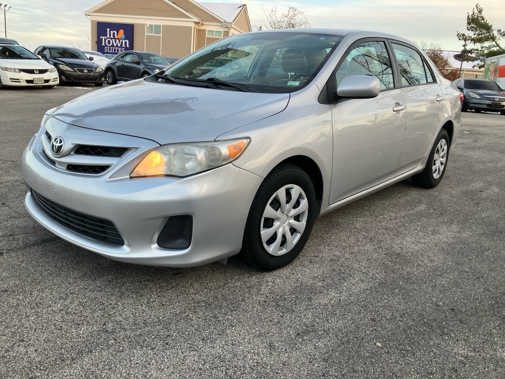 Toyota Corolla Base 5-Speed MT 2011