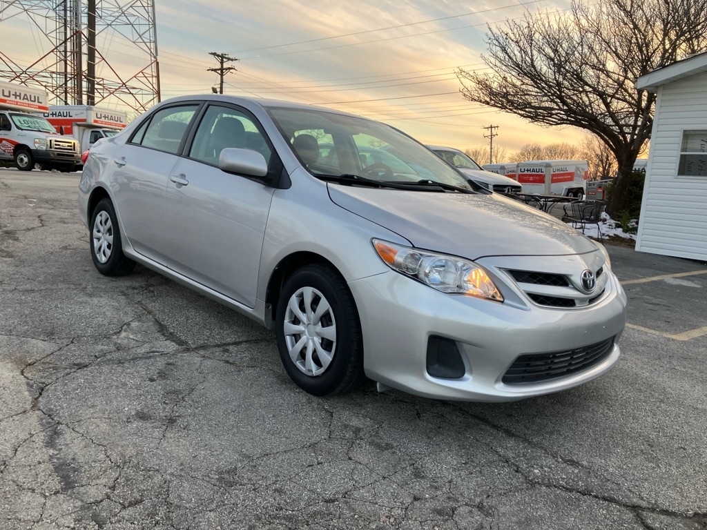 Toyota Corolla Base 5-Speed MT 2011