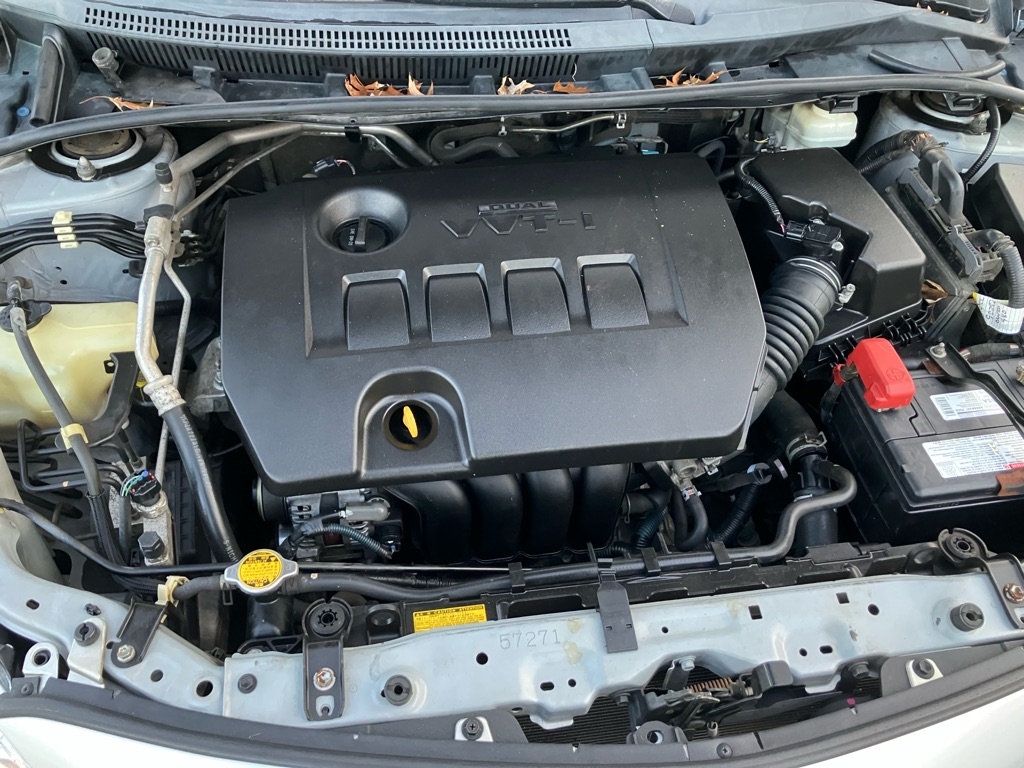 Toyota Corolla Base 5-Speed MT 2011