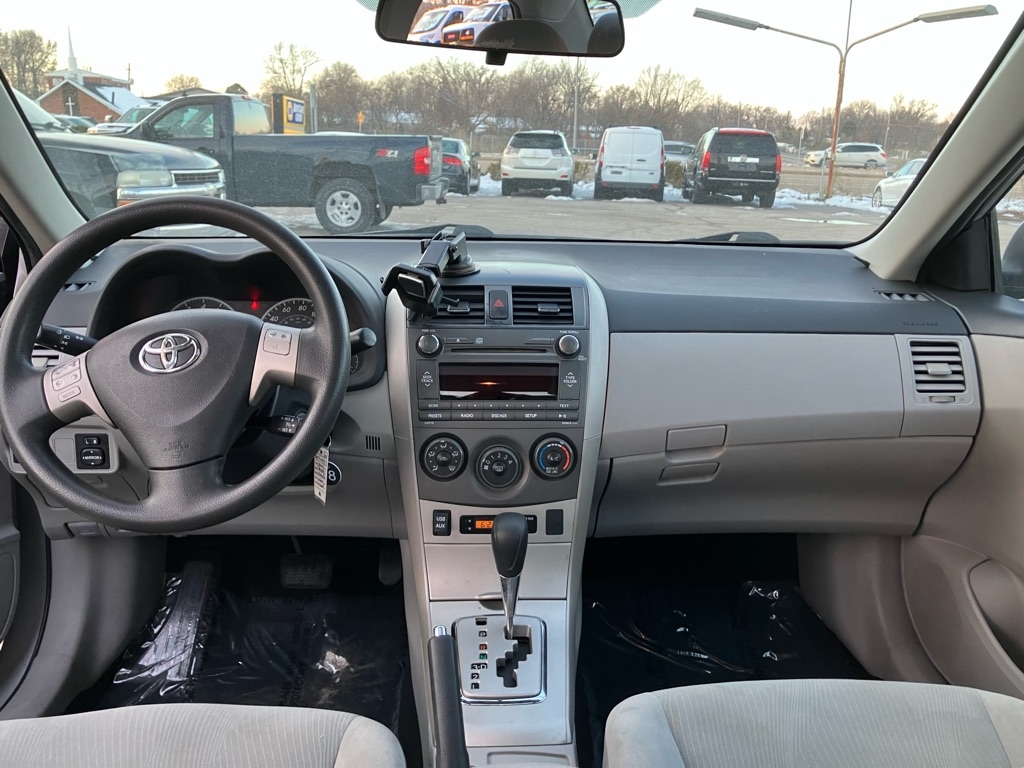 Toyota Corolla Base 5-Speed MT 2011