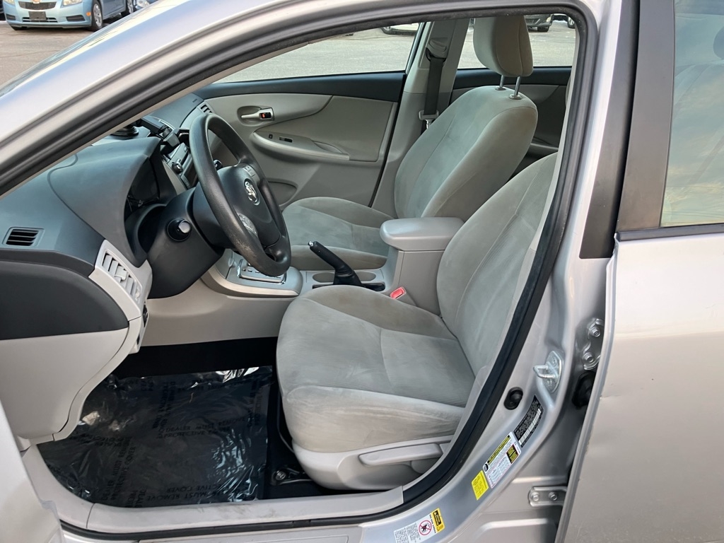 Toyota Corolla Base 5-Speed MT 2011