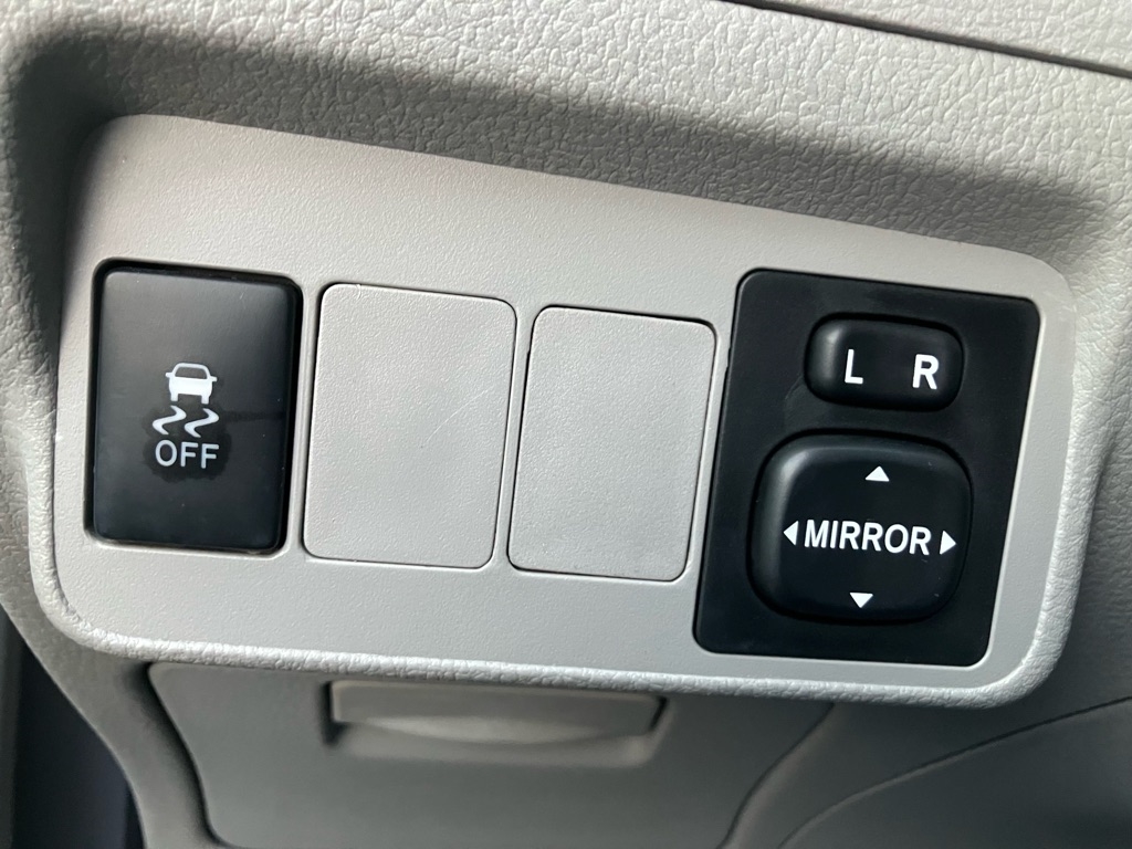 Toyota Corolla Base 5-Speed MT 2011