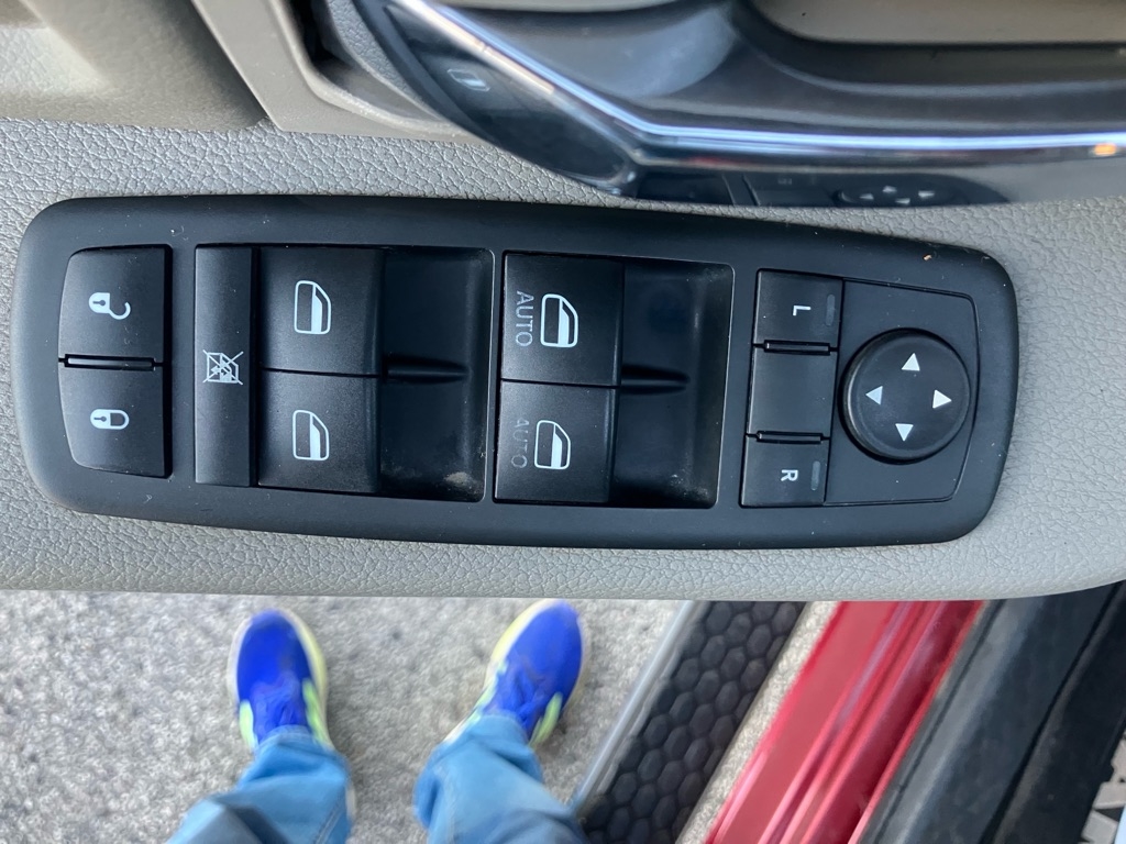 RAM 1500 SLT Crew Cab 4WD 2012