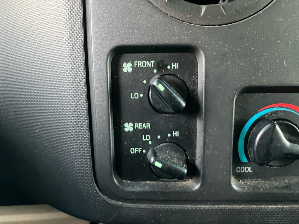 Ford Econoline E-350 XL Super Duty 2012