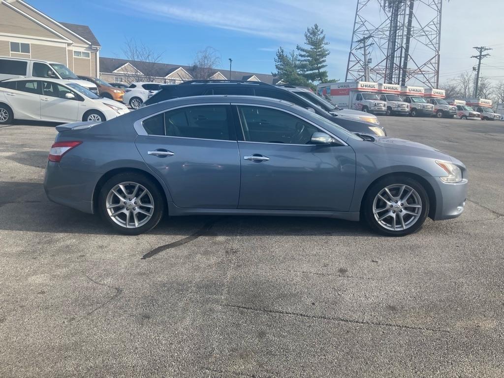 Nissan Maxima S 2010