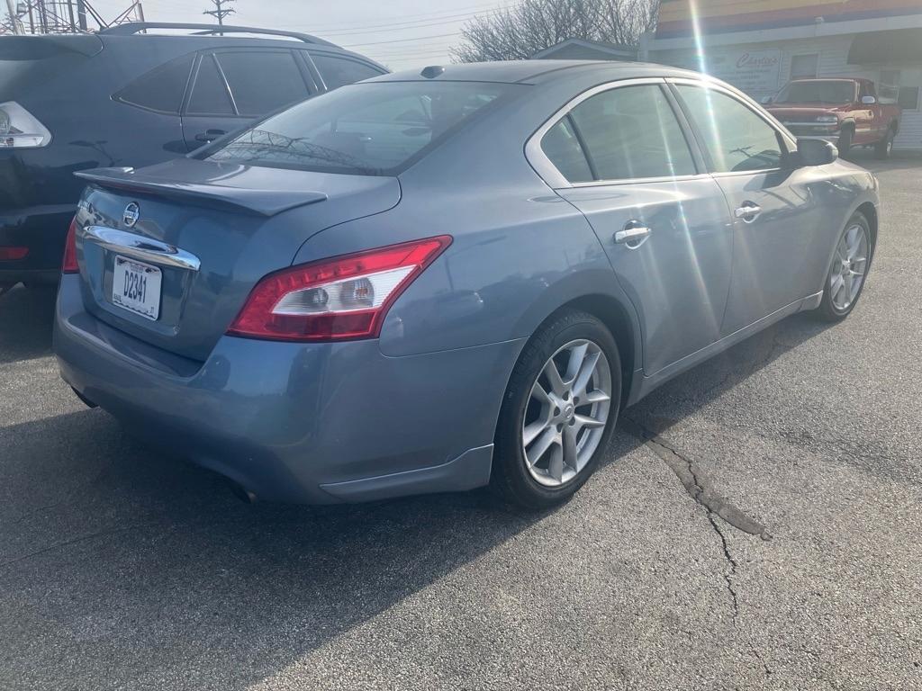 Nissan Maxima S 2010