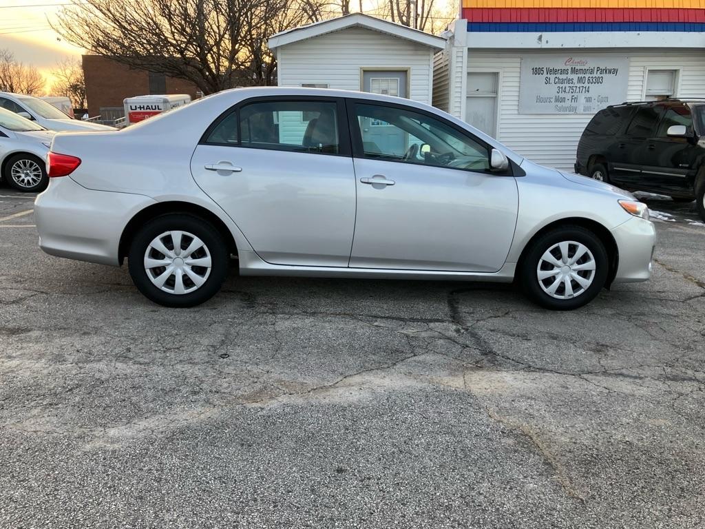 Toyota Corolla Base 5-Speed MT 2011