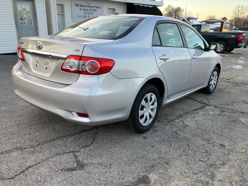 Toyota Corolla Base 5-Speed MT 2011