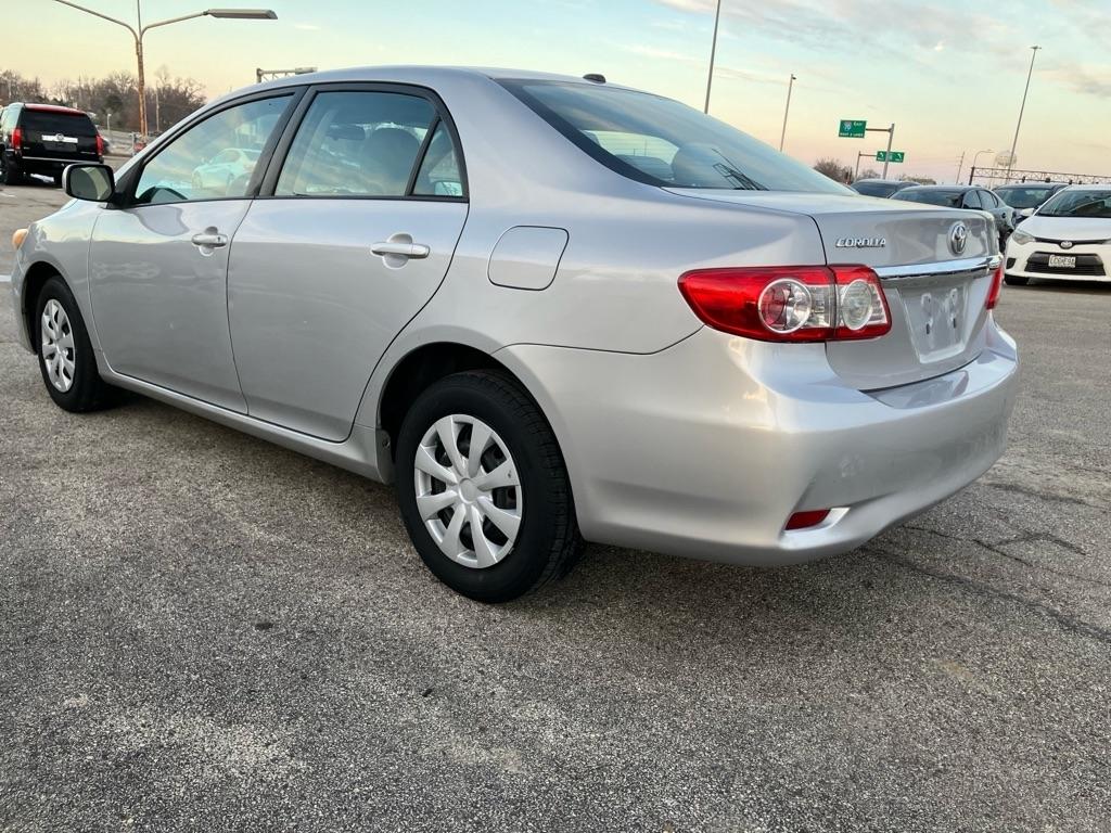 Toyota Corolla Base 5-Speed MT 2011