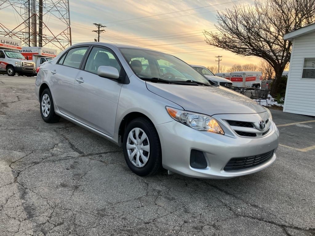Toyota Corolla Base 5-Speed MT 2011