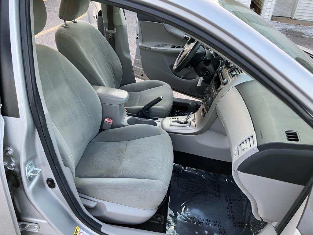 Toyota Corolla Base 5-Speed MT 2011