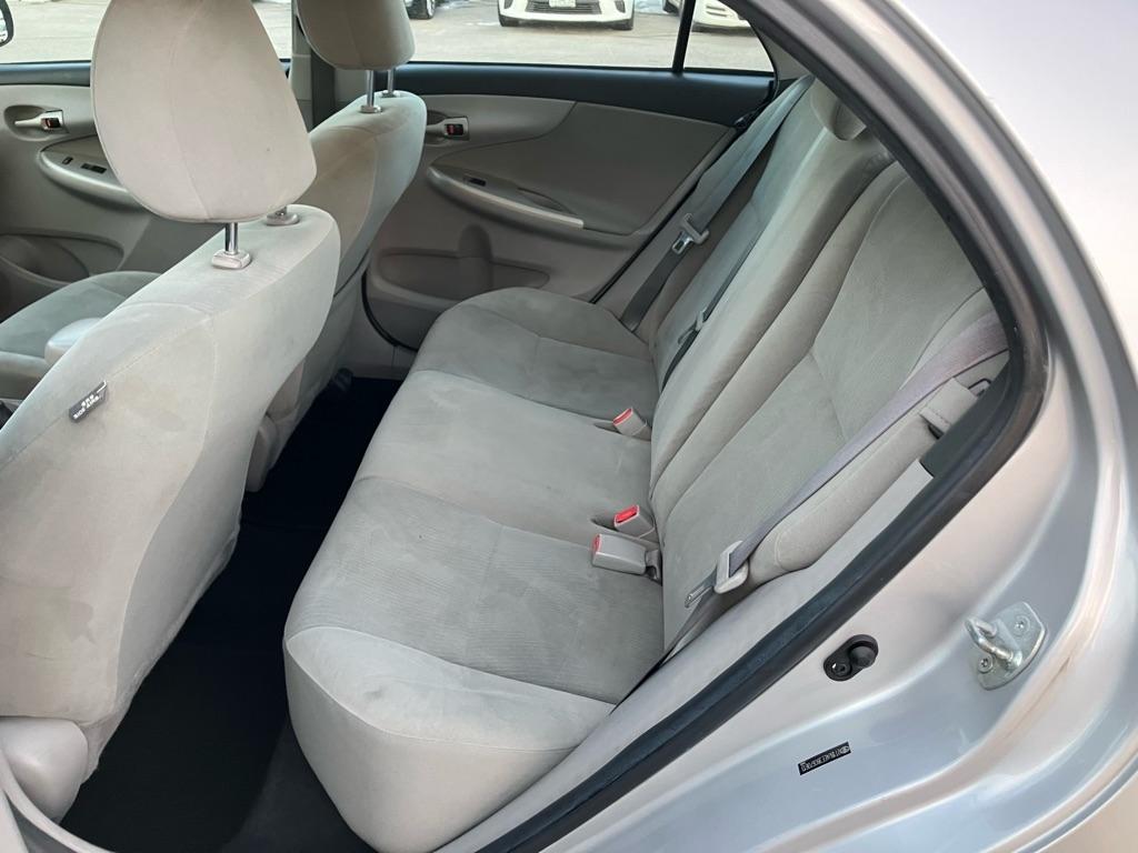 Toyota Corolla Base 5-Speed MT 2011