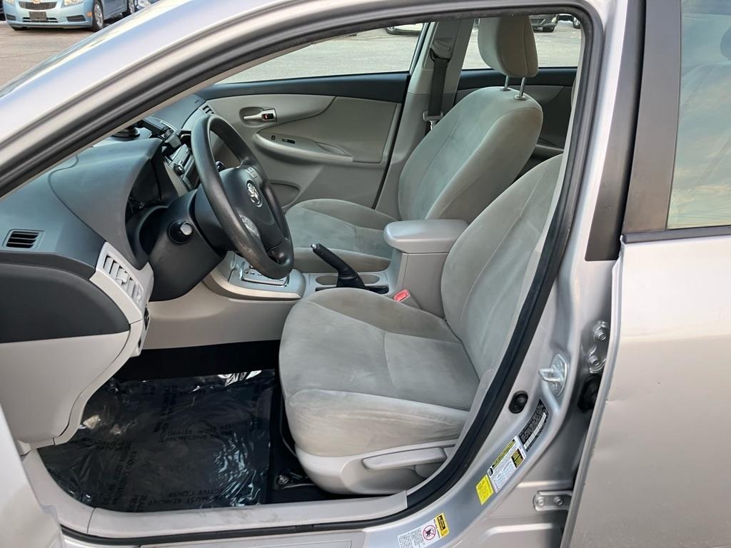 Toyota Corolla Base 5-Speed MT 2011