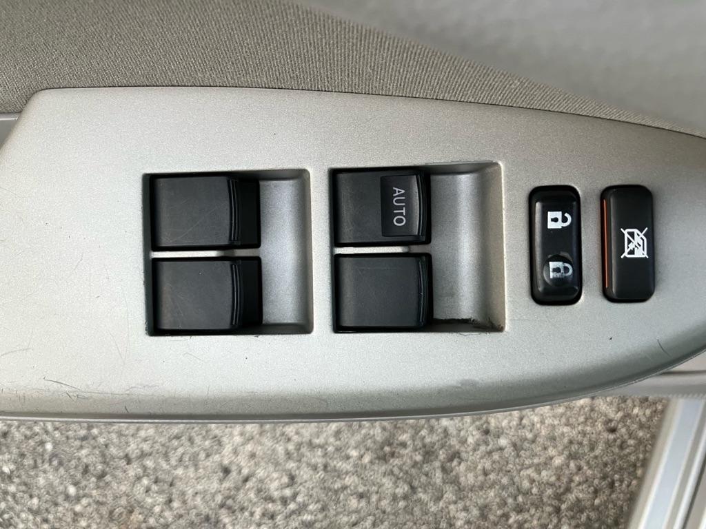 Toyota Corolla Base 5-Speed MT 2011