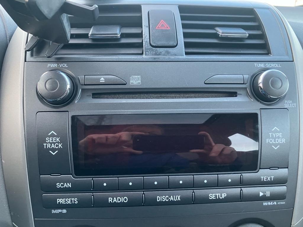 Toyota Corolla Base 5-Speed MT 2011