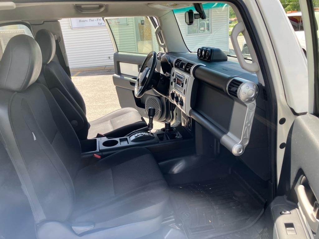 Toyota FJ Cruiser 4WD MT 2012