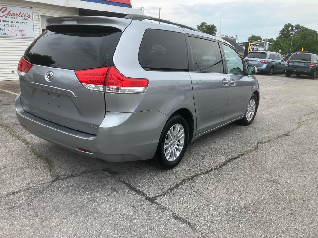 Toyota Sienna XLE 8-Pass V6 2011