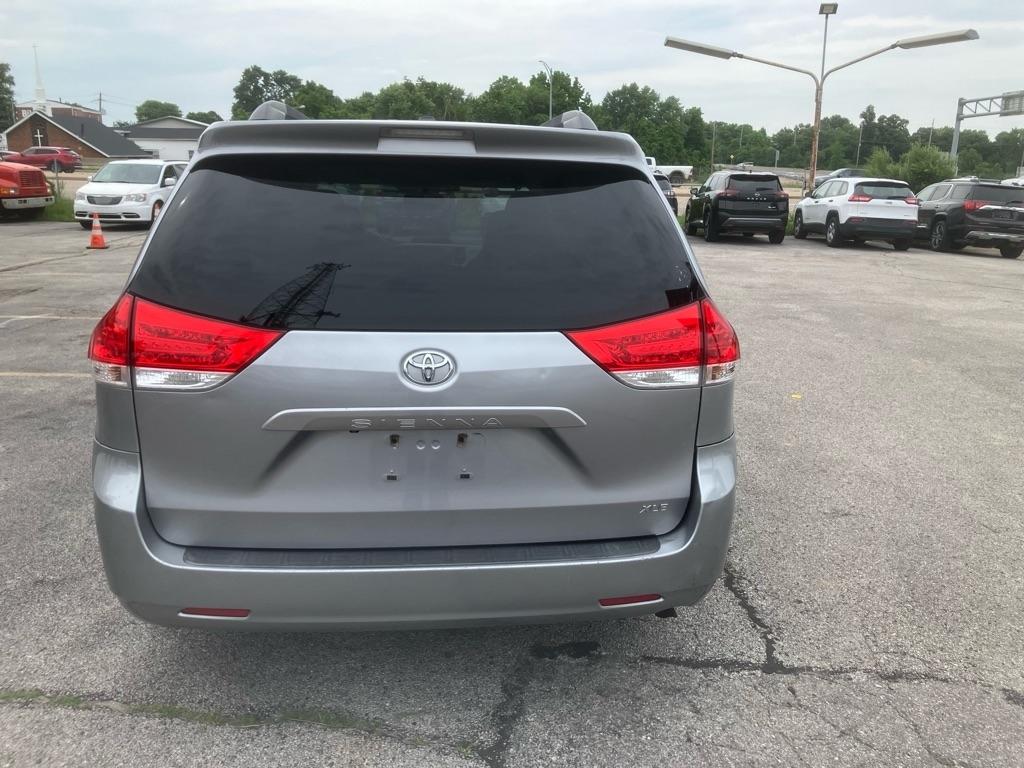 Toyota Sienna XLE 8-Pass V6 2011