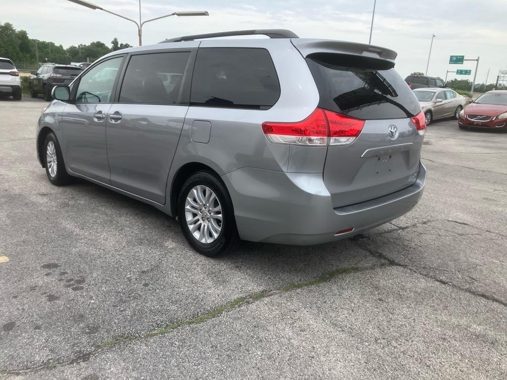 Toyota Sienna XLE 8-Pass V6 2011