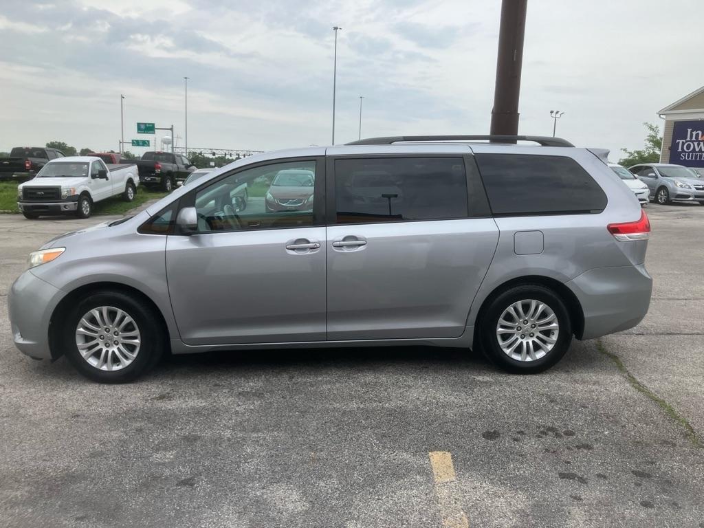 Toyota Sienna XLE 8-Pass V6 2011