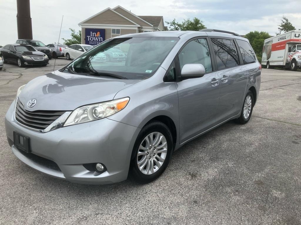 Toyota Sienna XLE 8-Pass V6 2011