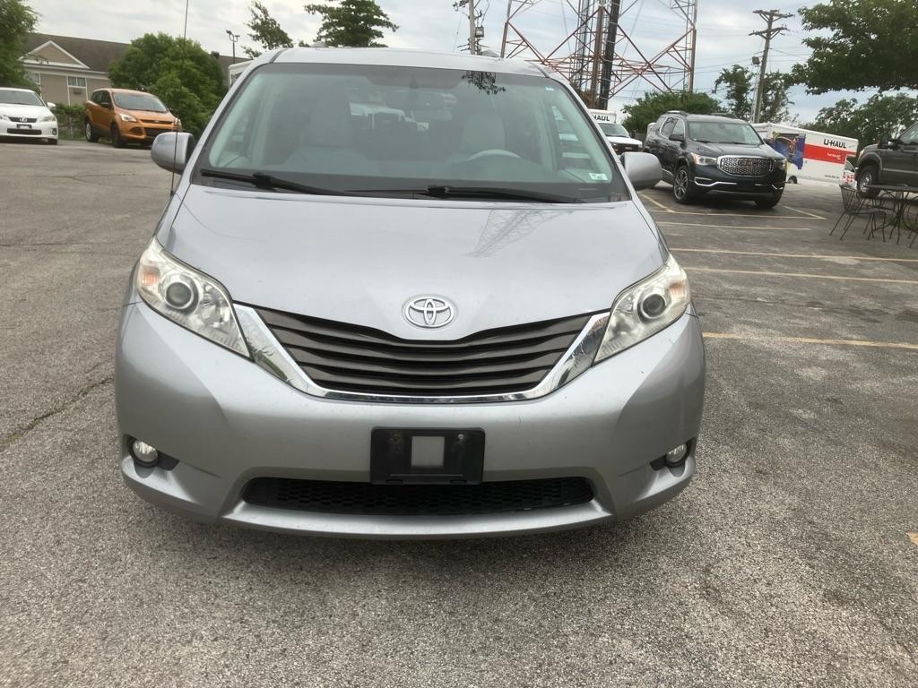 Toyota Sienna XLE 8-Pass V6 2011