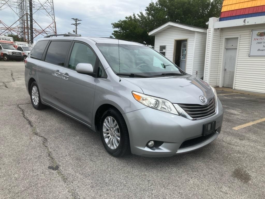 Toyota Sienna XLE 8-Pass V6 2011