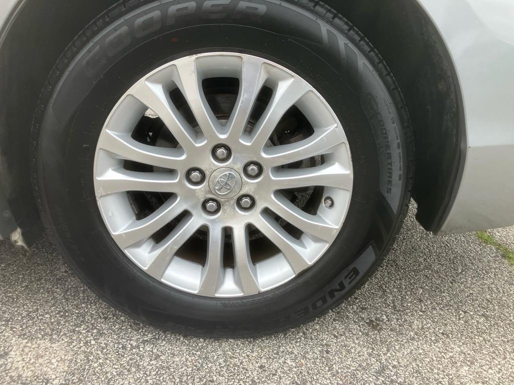 Toyota Sienna XLE 8-Pass V6 2011