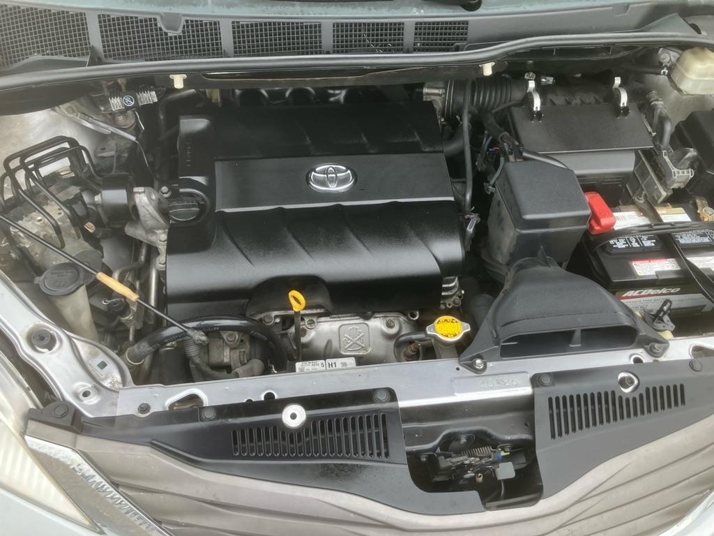 Toyota Sienna XLE 8-Pass V6 2011