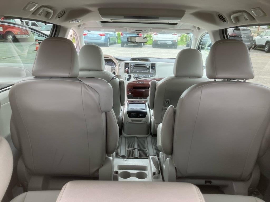 Toyota Sienna XLE 8-Pass V6 2011