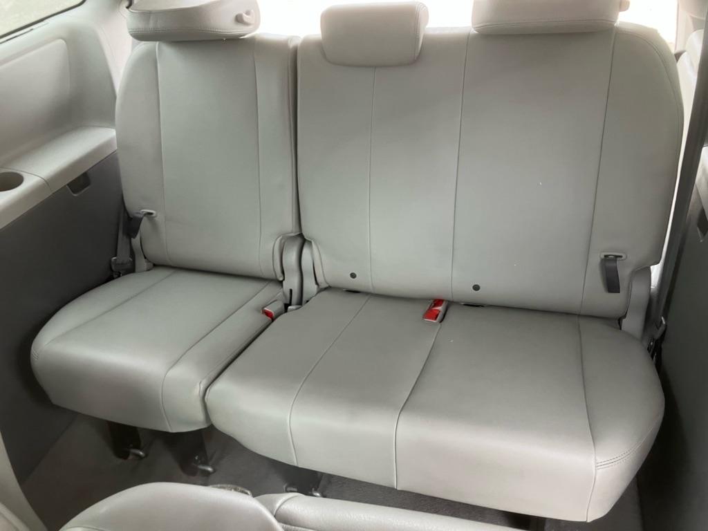 Toyota Sienna XLE 8-Pass V6 2011