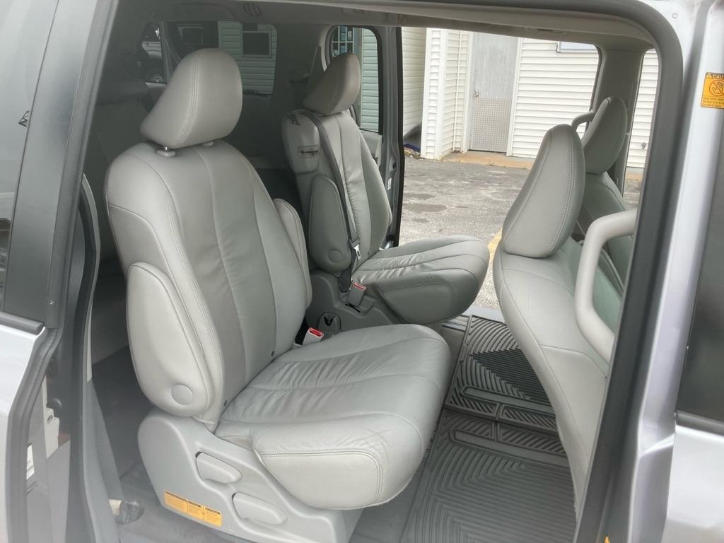 Toyota Sienna XLE 8-Pass V6 2011