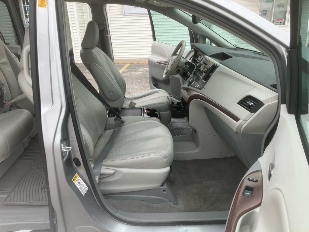 Toyota Sienna XLE 8-Pass V6 2011