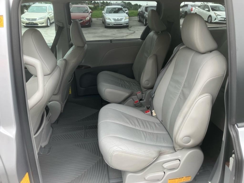 Toyota Sienna XLE 8-Pass V6 2011