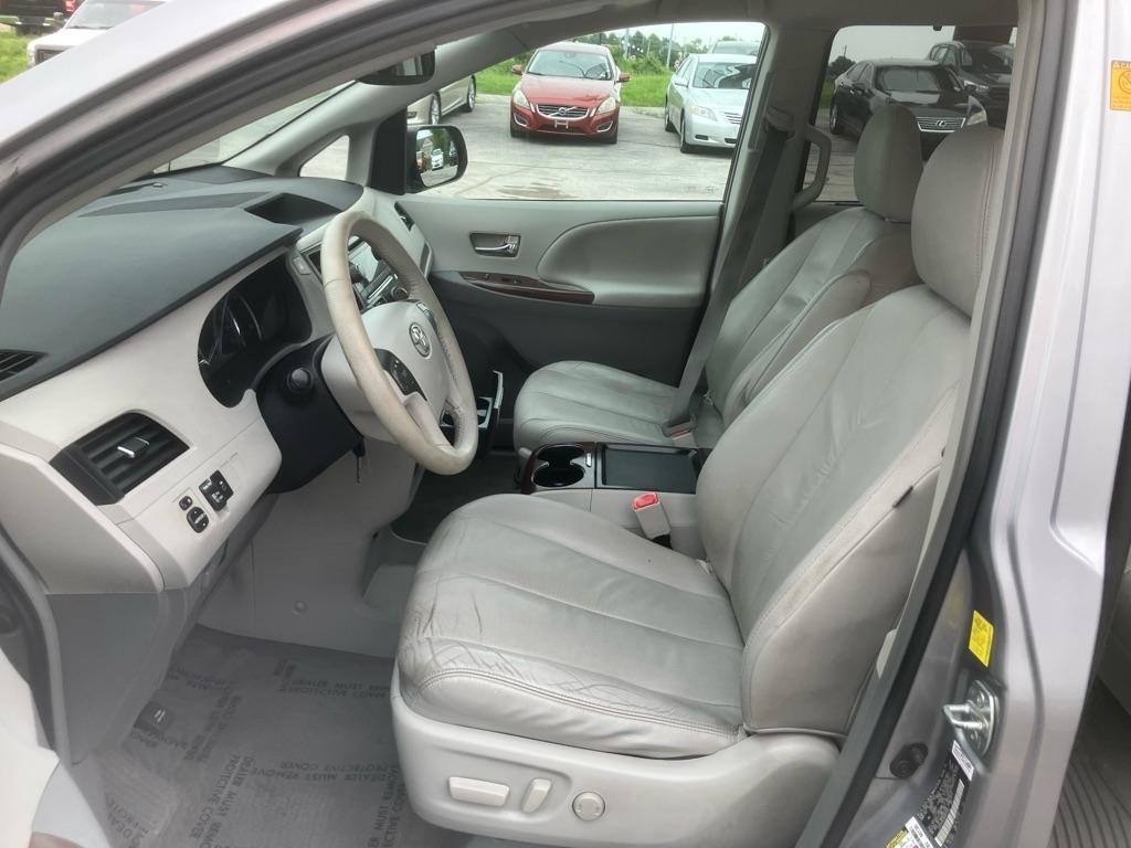 Toyota Sienna XLE 8-Pass V6 2011