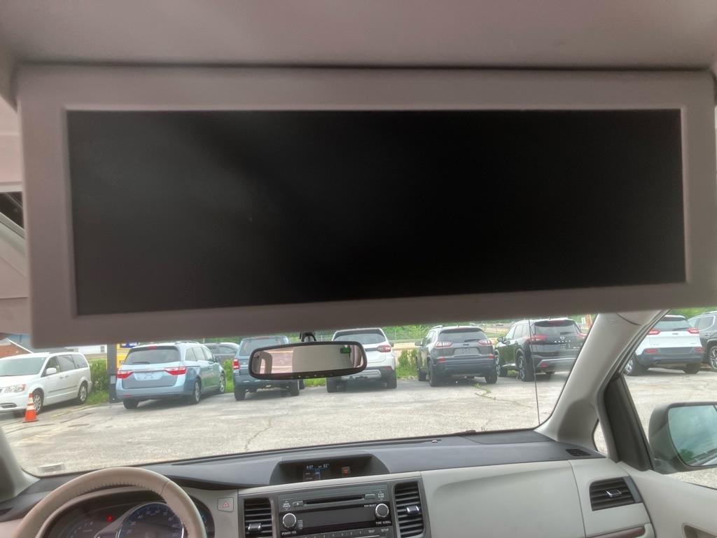 Toyota Sienna XLE 8-Pass V6 2011
