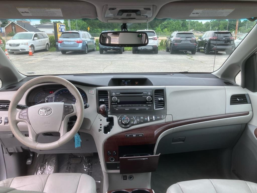 Toyota Sienna XLE 8-Pass V6 2011