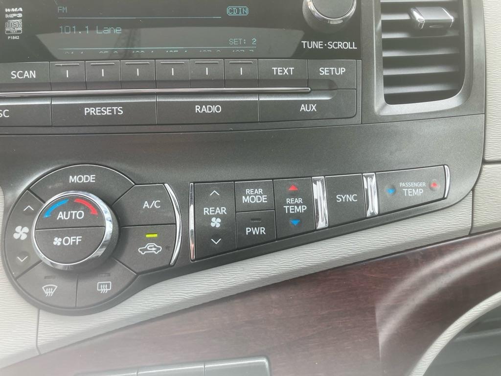 Toyota Sienna XLE 8-Pass V6 2011