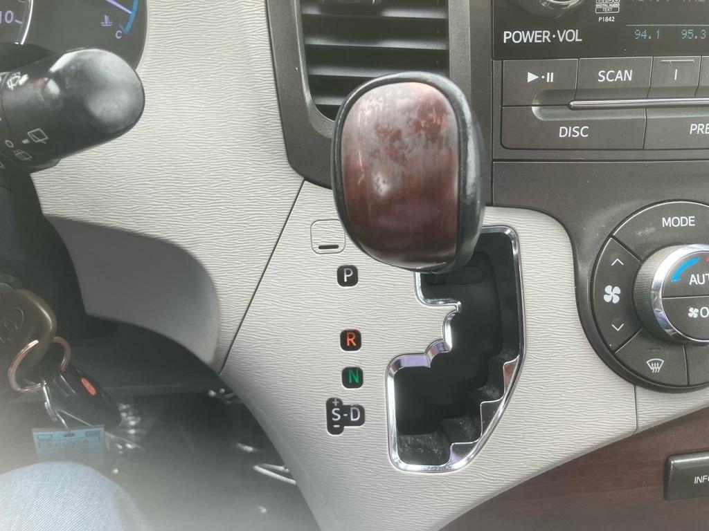 Toyota Sienna XLE 8-Pass V6 2011