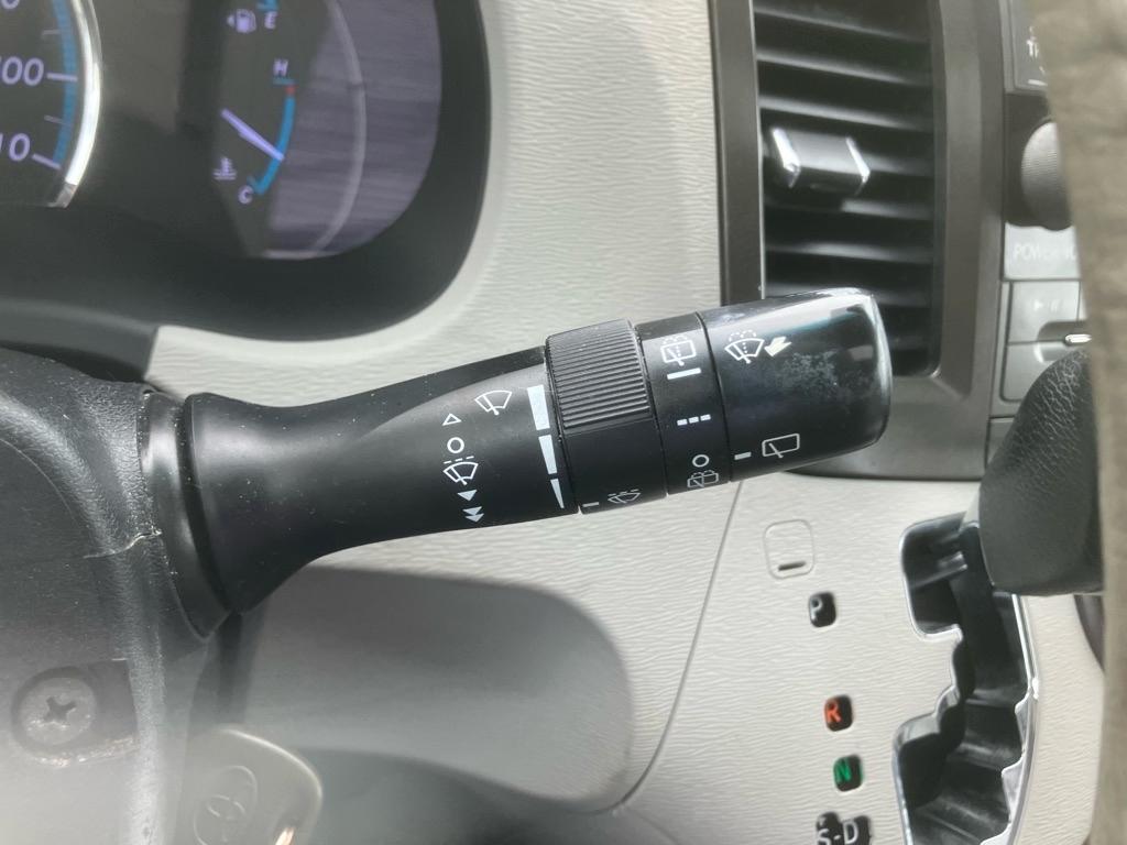Toyota Sienna XLE 8-Pass V6 2011