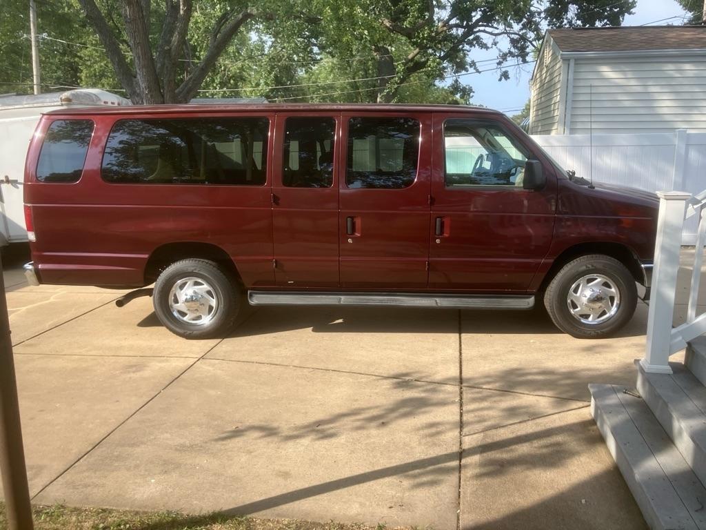 Ford Econoline E-350 XL Super Duty Extended 2010