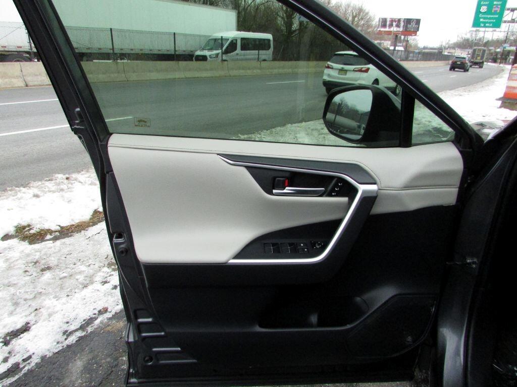 Toyota RAV4 Limited FWD (Natl) 2019