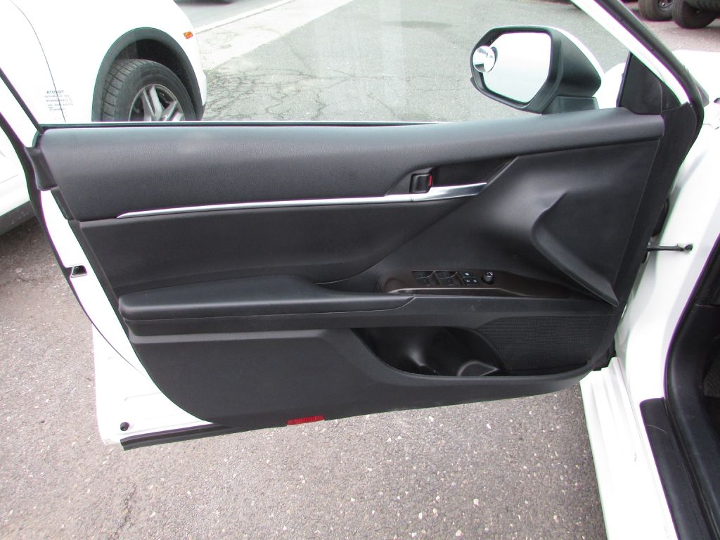 Toyota Camry LE Auto (Natl) 2021