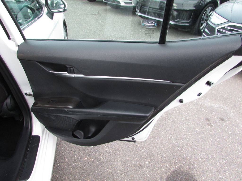 Toyota Camry LE Auto (Natl) 2021