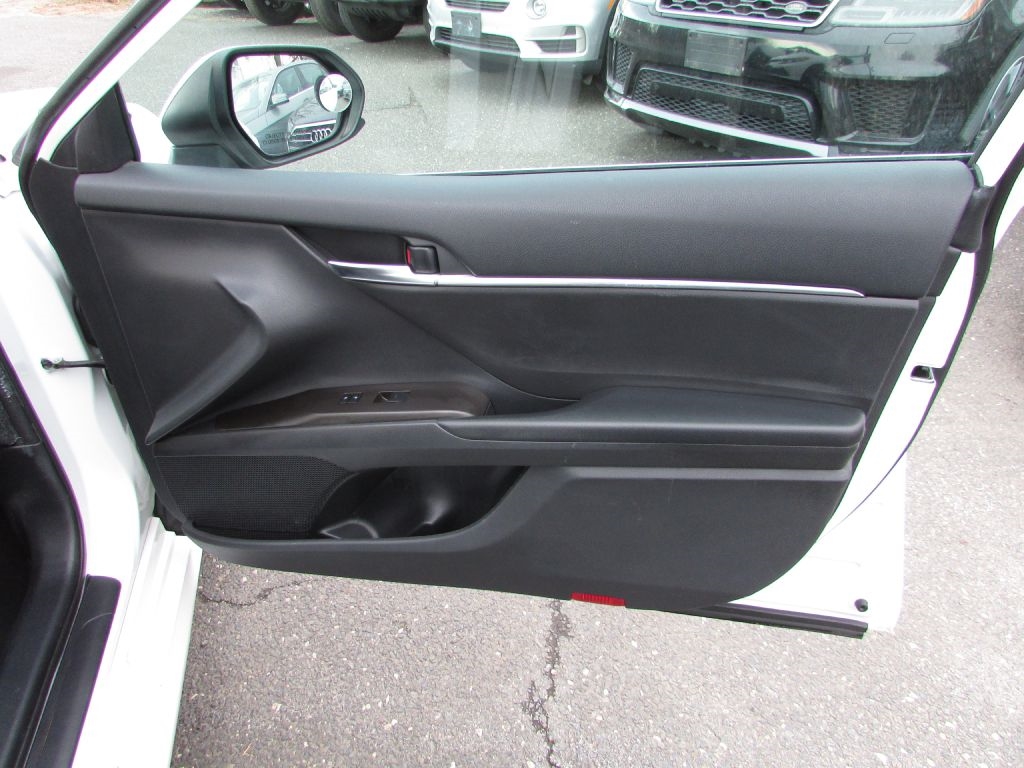 Toyota Camry LE Auto (Natl) 2021