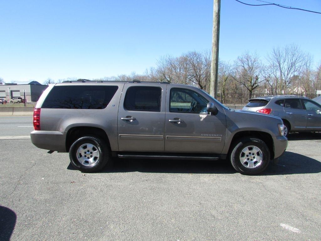 Chevrolet Suburban 4WD 4dr 1500 LT 2013