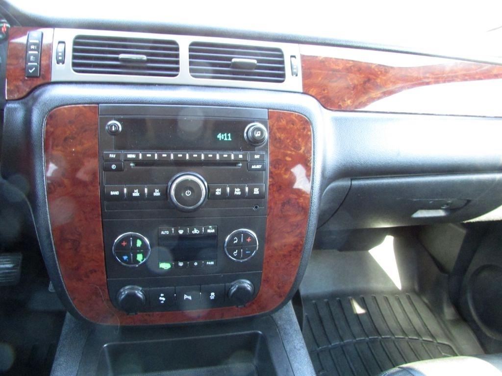 Chevrolet Suburban 4WD 4dr 1500 LT 2013