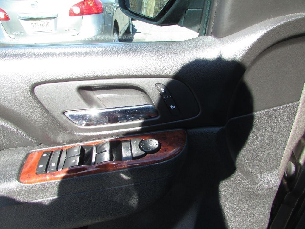 Chevrolet Suburban 4WD 4dr 1500 LT 2013